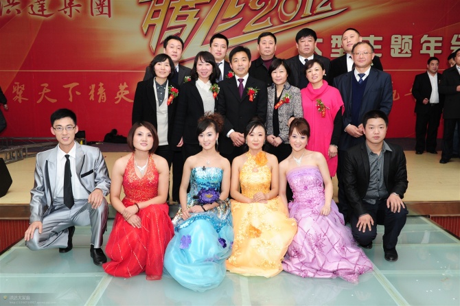 集團領導與主持人合影1