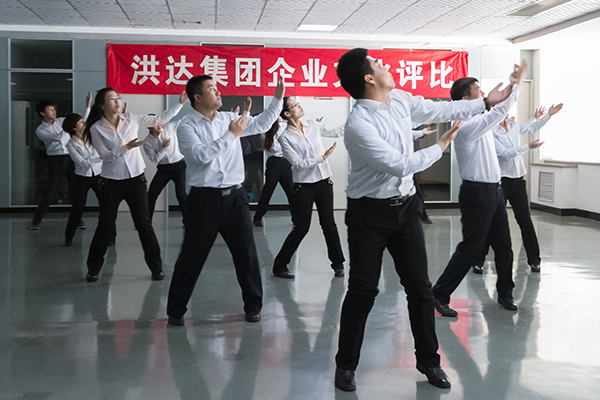 洪達(dá)必高工間操之小蘋果.jpg 洪達(dá)必高工間操之小蘋果.jpg