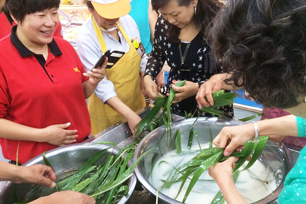 學府店顧客包粽子比賽.jpg 學府店顧客包粽子比賽.jpg